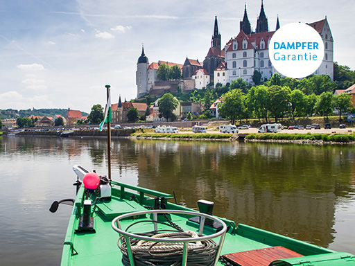 Bug einen Dampfers im Hintergrund sieht man die Albrechtsburg Meissen