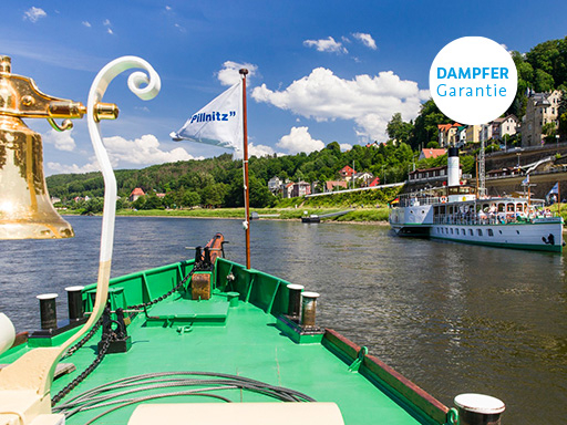 Der Bug des PD Pillnitz, von dem aus ein Bild des Anlegers in Königstein gemacht wurde. Es kommt ein Dampfer entgegen. Der Himmel ist blau, wenige Wolken sind zu sehen.