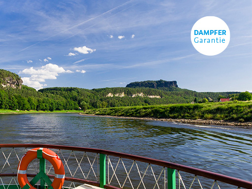 Man sieht vom Dampfer aus das Gebirge der Sächsischen Schweiz. Der Himmel ist blau und die Sonne scheint.
