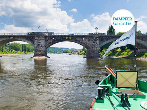 Der Bug des PD Pillnitz ist mit dem Wimpel des Schiffes geschmückt. Das Schiff ist kurz vor der Stadtbrücke in Pirna.