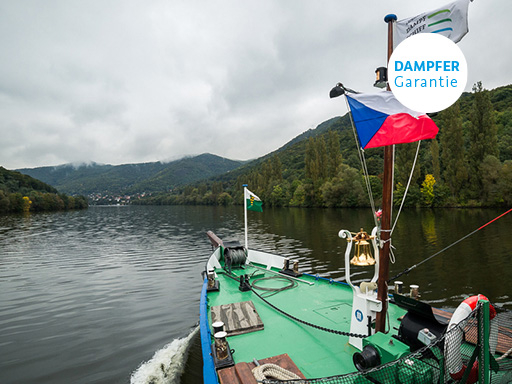 Fahrt ins Böhmische, der Himmel ist stark bewölkt, am Bug weht die Tschechische Flagge