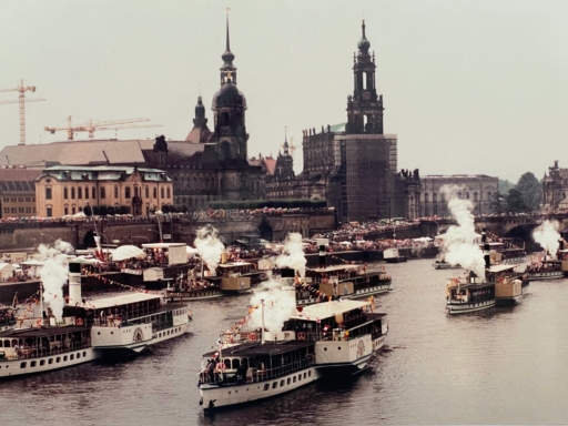 Acht Dampfer bei der Flottenparade zwischen Augustusbrücke und Carolabrücke. Auf der Augustusbrücke, am Terrassenufer und auf der Brühlschen Terrasse stehen viele Schaulustige.