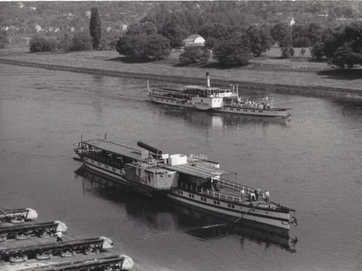 Eine Schwarzweiß-Aufnahme zeigt zwei Dampfer auf der Elbe an der Werft in Laubegast.