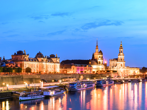 Abendliches Terrassenufer Abendansicht der Dresdner Altstadt. Die historischen Gebäude sind beleuchtet, am Terrassenufer liegen zwei Motorschiffe und drei Dampfer. Die Lichter spiegeln sich im Wasser der Elbe.