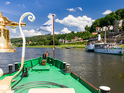 Zwei Schiffe begegnen sich in Königstein. Der Dampfer 