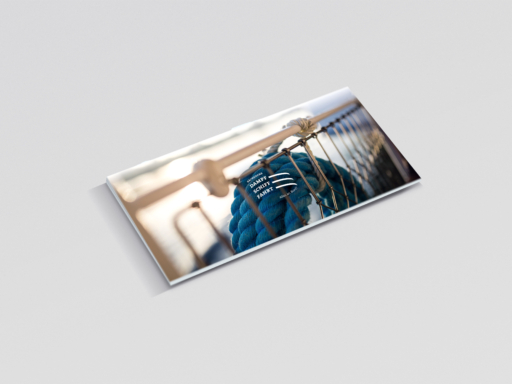 Eine Gutscheinhülle mit dem Foto eines dicken blauen Seils, das an einer Reling hängt.