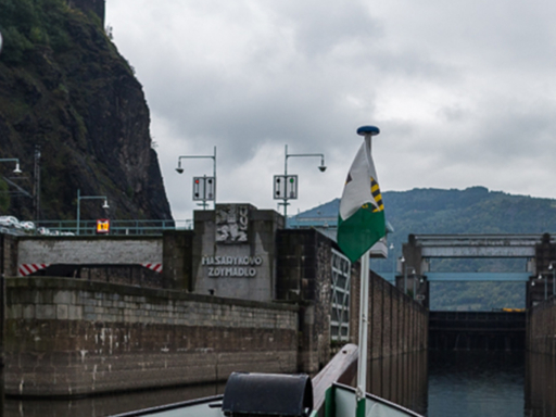 Blick in eine Schleusenkammer in Tschechien vom Dampfer aus. In der linken Hälfte des Bildes sieht man die goldene Schiffsglocke.