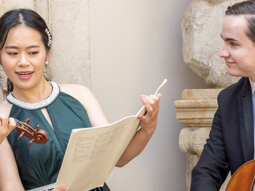 Ein Trio des DRESDNER RESIDENZ ORCHESTERs präsentiert leichte Klassik. Eine Frau spiel Violine, ein junger Mann Cello und eine weitere Frau hält die Noten.