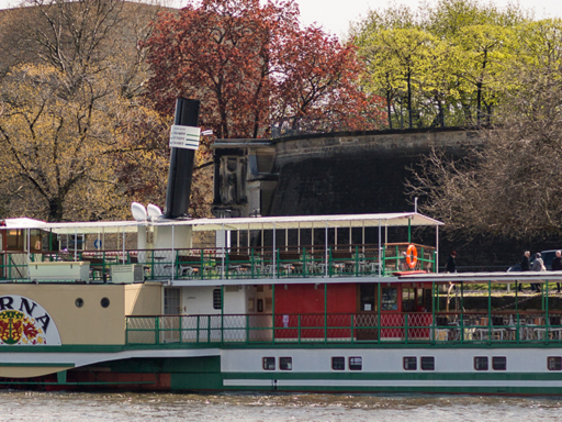 Header_0015_PD Pirna The steamer Pirna is moored on the Terrassenufer near the synagogue, which can be seen in the background. It's sunny.