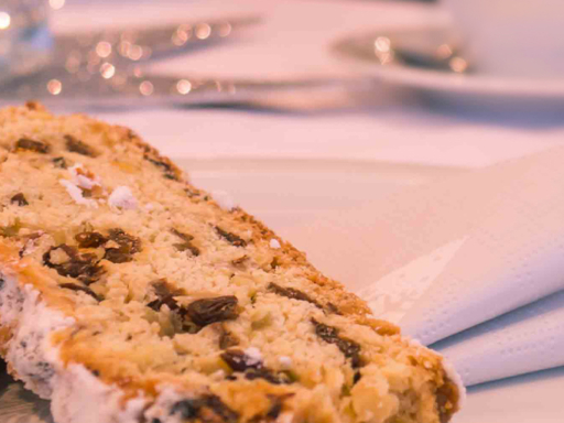 Christstollenfahrt Christstollen liegt schön drapiert auf einem Teller.