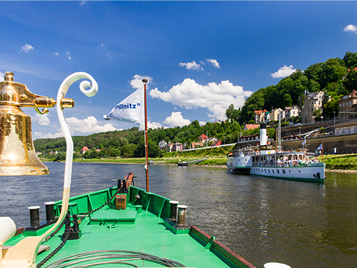Zwei Schiffe begegnen sich in Königstein. Ein Dampfer, der stromab fährt, liegt an der Anlegestelle. Von dem anderen Schiff, dem PD 
