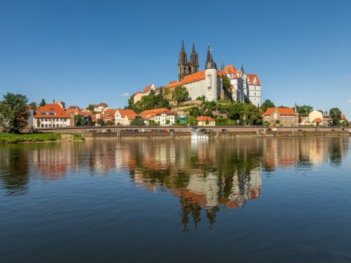 Blick auf die Albrechtsburg in Meißen von der anderen Elbseite aus. Kein Wölkchen stört am blauen Himmel.