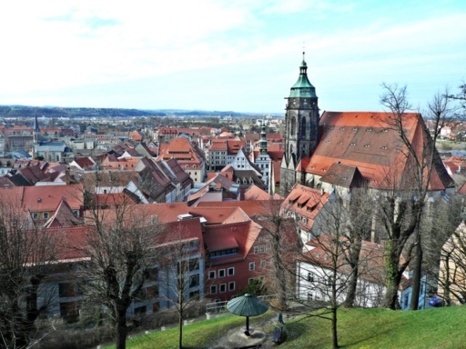 Blick vom Schlossberg auf das Zentrum von Pirna. Aus den Häusern ragt die Stadtkirche St. Marien heraus.
