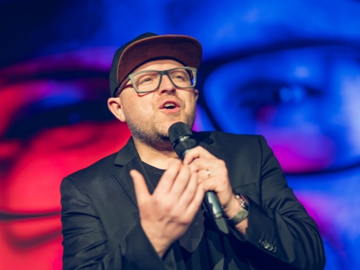 Der Dresdner Schlagersänger Anthony Weihs mit einem Mikrofon in der Hand bei einem Auftritt.