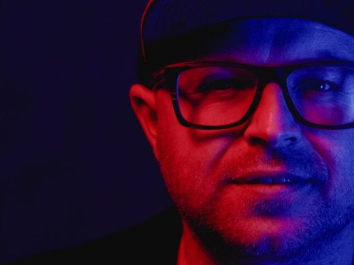 Portrait des Dresdner Schlagersängers Anthony Wheis in rot-blauem Diskolicht.