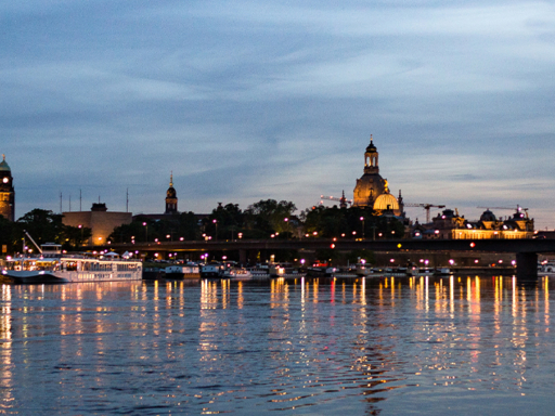 Blick auf die Dresdner Altstadt bei Nacht, vom Dampfer aus.