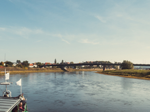 Meißner Schätze Ein Dampfer fährt elbaufwärts und erreicht in wenigen Minuten Meißen. Rechts im Bild ist die Albrechtsburg zu sehen. Es ist sonnig, voraus spannt sich die neue Meißner Elbbrücke über den Fluss.
