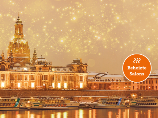 Winterdampfer-Header Werbung mit einem Winterbild vom Terrassenufer am Abend. Ein Dampfer und zwei Motorschiffe haben festgemacht, die Schiffe und die historischen Gebäude sind beleuchtet. Auf dem Foto der Hinweis, dass die Salons der Dampfer im Winter beheizt sind.