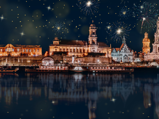 dresden-3681376-blau-sterne+feuerwerk Ein weihnachtliches Foto der Stadtsilhouette am Abend. Mehrere Schiffe liegen am Terrassenufer, Sterne funkeln und spiegeln sich in der Elbe.