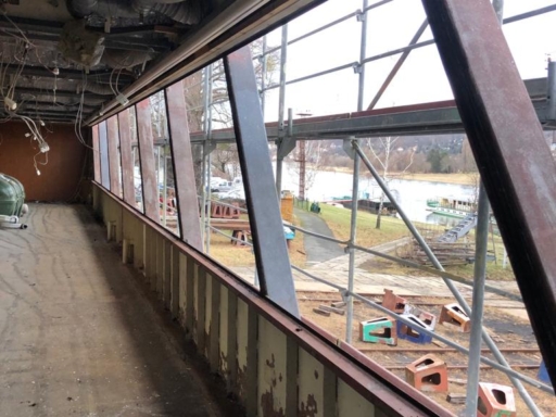 WhatsApp Image 2024-01-23 at 16.34.24 (1) Innenaufnahme eines Salonschiffs, an dem auf der Werft gearbeitet wird. Die Fenster sind ausgebaut.