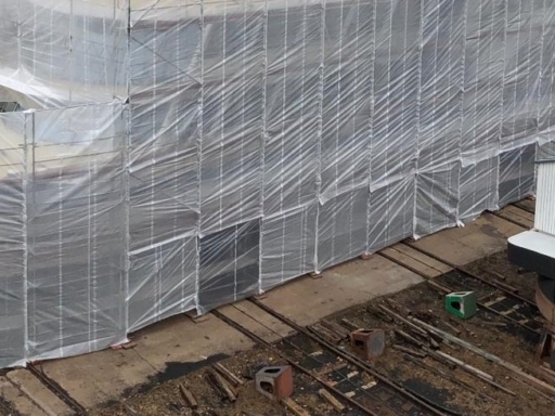 blog cosel Aufnahme eines Salonschiffs auf der Werft. Das Schiff ist eingerüstet und das Gerüst mit Folien bespannt.