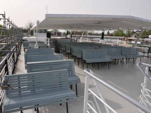 Auf der Werft in Laubegast liegt das Motorschiff 