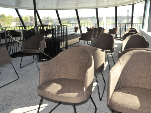 Fine Dining Club Blick in den noch unfertigen Fine Dining Club eines Motorschiffs. Die braunen Sessel stehen schon, die Tische fehlen noch. Draußen ist es sonnig.