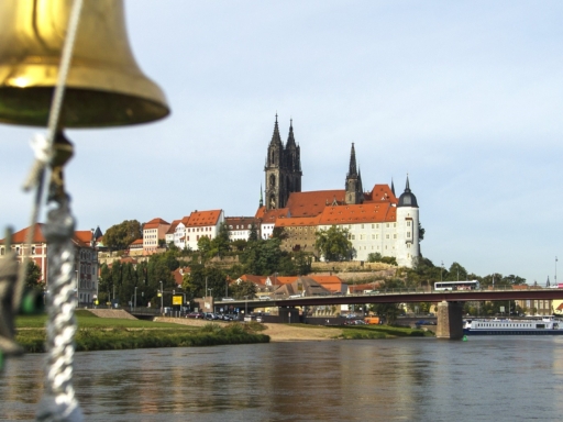 Ein Dampfer fährt stromab und erreicht in wenigen Minuten Meißen. Die Stadtbrücke ist zu sehen und fast in der Bildmitte die Albrechtsburg.