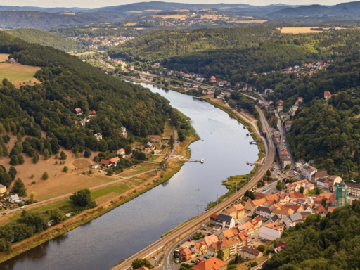 Blick von der Festung Königstein aufs Elbtal in Richtung Tschechien. Das Stadtzentrum von Königstein ist zu sehen, unter anderem mit der Eisenbahnstrecke und dem Bahnhof. Die Luft ist klar, der Blick reicht bis ins Tschechische.