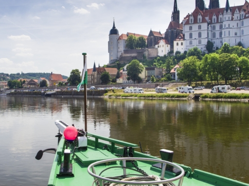 Ein Dampfer fährt elbaufwärts und erreicht gleich den Anleger in Meißen. Rechts ist die Albrechtsburg zu sehen.
