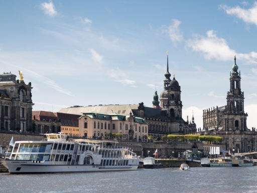 Blick auf die historische Altstadt. Ein Dampfer und ein Salonschiff liegen am Terrassenufer. Es ist sonnig, aber es gibt auch ein paar Wolken.