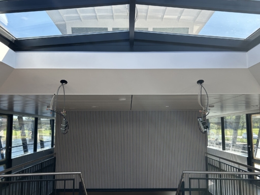 image00015 Blick auf den Mittelteil des Oberdecks in einem Salonschiff. Durch das Glasdach ist der blaue Himmel zu sehen, eine Treppe führt nach unten zum Hauptdeck.