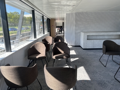 Lounge Café Im Salon eines Motorschiffs stehen die ersten neuen Sitzgelegenheiten - braune Sessel, noch ohne Tische.