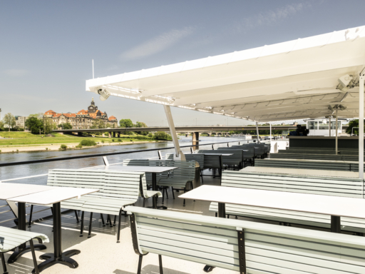 Das neue, überdachte Sonnendeck der Gräfin Cosel mit Mintgrünen Holzbänken und Weißen Tischen.