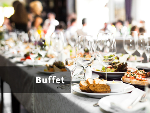 Ein Bufettvorschlag, auf Tellern liegt Brot, Gläser stehen bereit.