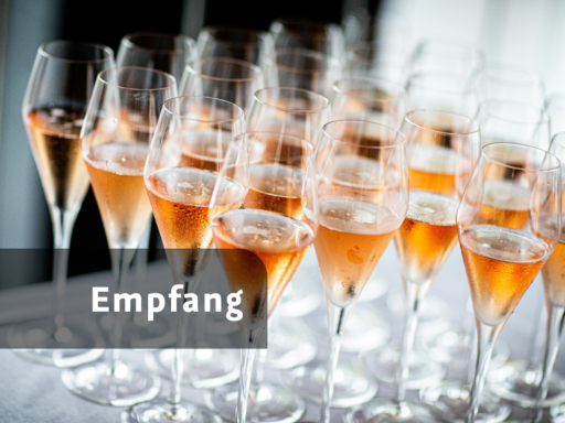 Ein Tablett mit zur Hälfte gefüllten Sektgläsern.