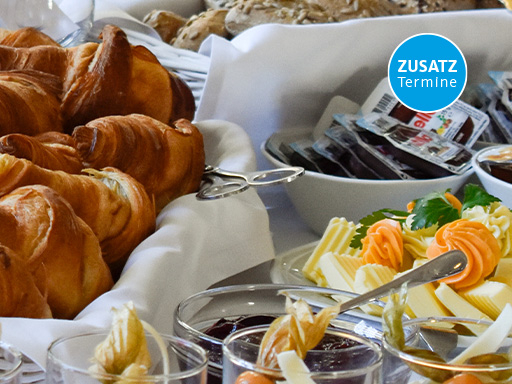 Ausschnitt eines Brunch-Buffets mit Croissants und Süßspeisen in Gläsern.