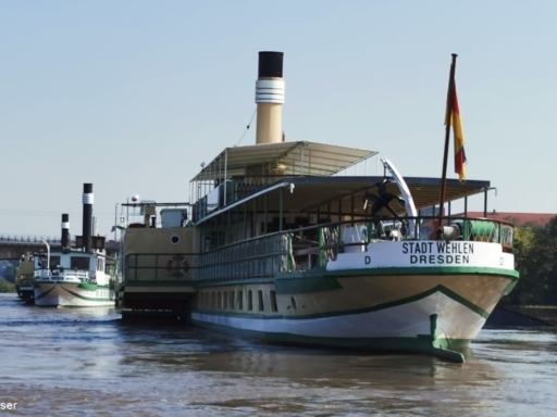 Hochwasser - ©Archiv HES, M.Kaiser Drei Dampfer liegen am Terrassenufer kurz vor der Alberbrücke, die Dampfer