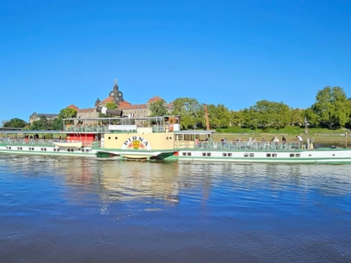Erste Fahrt PD Pirna CSD Der Dampfer Pirna fährt zwischen Carolabrücke und Albertbrücke stromauf. Der Schornstein ist umgeklappt. Der tiefblaue Himmel spiegelt sich im Wasser der Elbe.