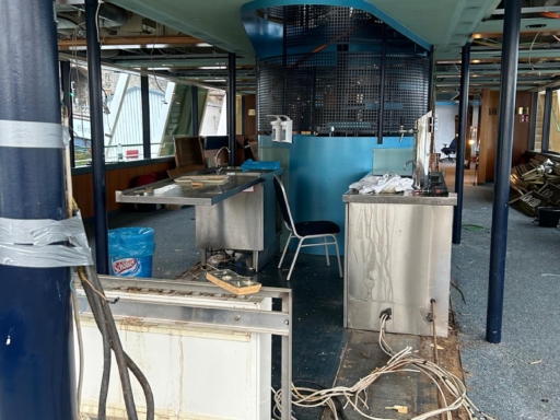 WhatsApp Image 2025-01-06 at 13.49.56 (3) Blick in den vorderen Bereich eines Salonschiffs. Die alte Bar wird ausgebaut.