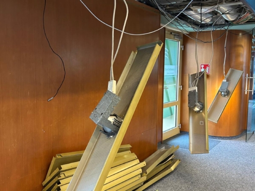 Umbau August der Starke Abriss der Deckenverkleidung an Bord des Salonschiffes August der Starke.