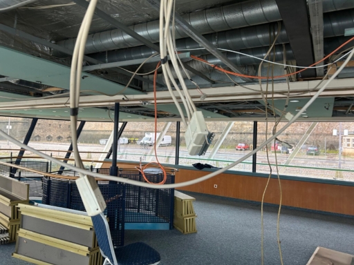 WhatsApp Image 2025-01-06 at 13.49.56 (9) Blick in ein Salonschiff beim Ausbau der alten Deckenverkleidung. Kabel hängen herunter, alle Sitzgelegenheit und Tische sind schon weg.