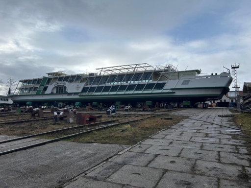 Ein Motorschiff liegt auf der Helling der Werft in Laubegast. Es ist bewölkt.