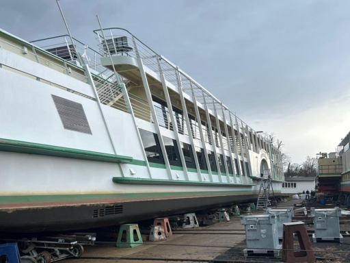 Ein Motorschiff auf der Werft in Laubegast.