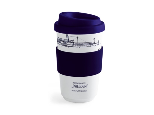 Ein Souvenir der WEIßE FLOTTE SACHSEN GmbH. Es handelt sich um eine Porzellanbecher mit einem Deckel, auf dem Becher ist ein Motiv des Dampfers 