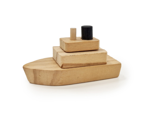 Ein Minidampfer aus Holz.
