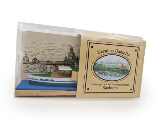 Ein Mini-Diorama in einer kleinen Schachtel mit einem Dampfer aus Holz.