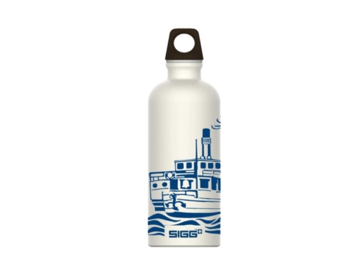 Ein Souvenir der WEIßE FLOTTE SACHSEN GmbH. Es handelt sich um eine Trinkflasche aus Metall, hergestellt von der Firma Sigg. Auf der Flasche ist ein Dampfermotiv.