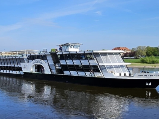 Das Motorschiff 'August der Starke' im neuen Schwarz-Weiß Look. Der Himmel ist blau.