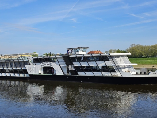 Das Motorschiff 'August der Starke' im neuen Schwarz-Weiß Look. Der Himmel ist blau.